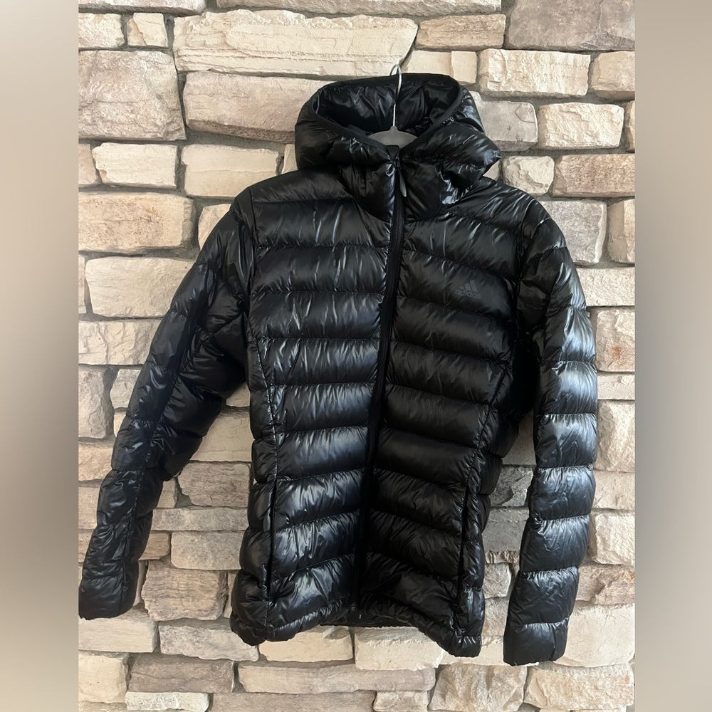 Adidas lightweight puffer jacket in black size medium
